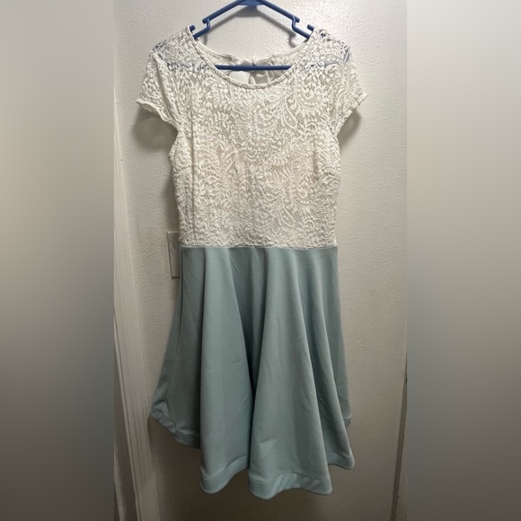 B Darlin Dresses & Skirts - B. Darlin flowy dress